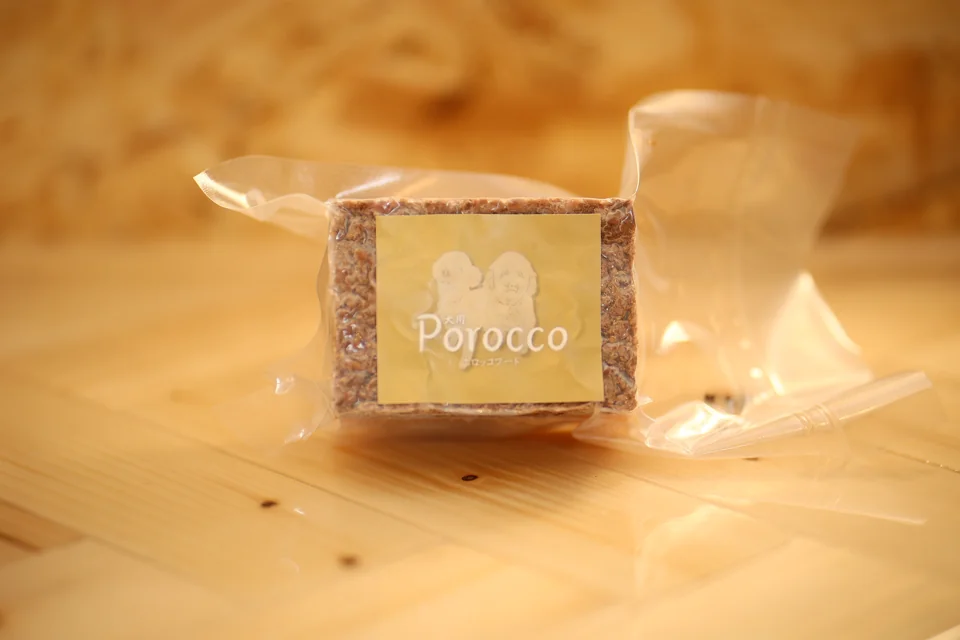 木のテーブルに置いたポロッコフードのパッケージ